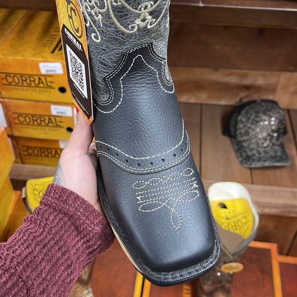 New Corral Work boots - Picture 2 of 5